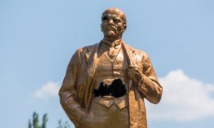 Обезглавленный памятник Ленину подвергся нападению вандалов под Томском