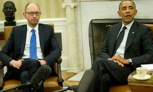 Обама пообещал Яценюку сохранить антироссийские санкции