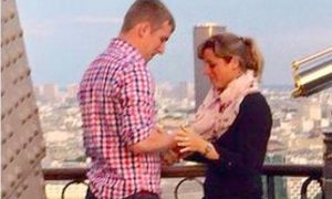 Загадочная помолвка на Эйфелевой башне привела к буму в Интернете