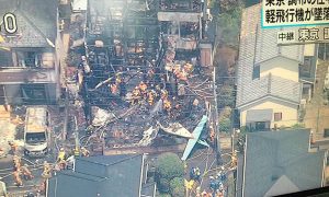 В Японии небольшой самолет рухнул на жилые дома, пострадали пять человек