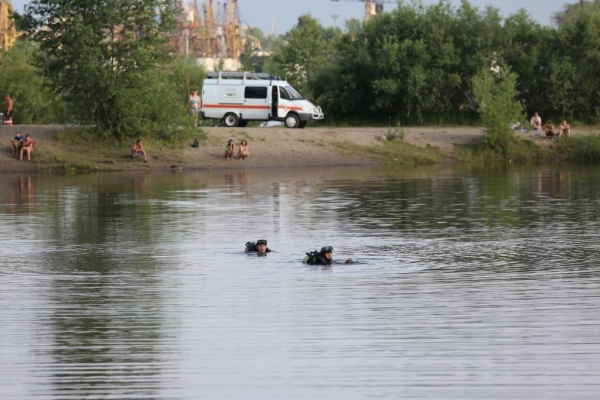 Двое школьников с 9-месячной сестрой ушли под воду на папиной машине 