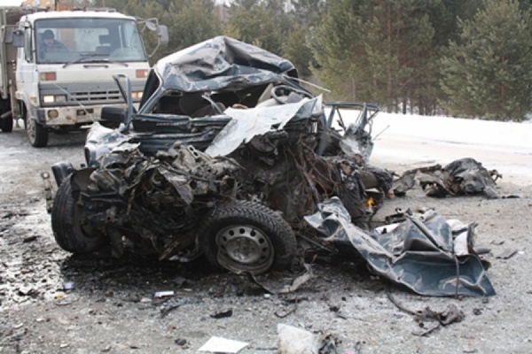 Три человека погибли при столкновении «Волги» с грузовиком под Саратовом 