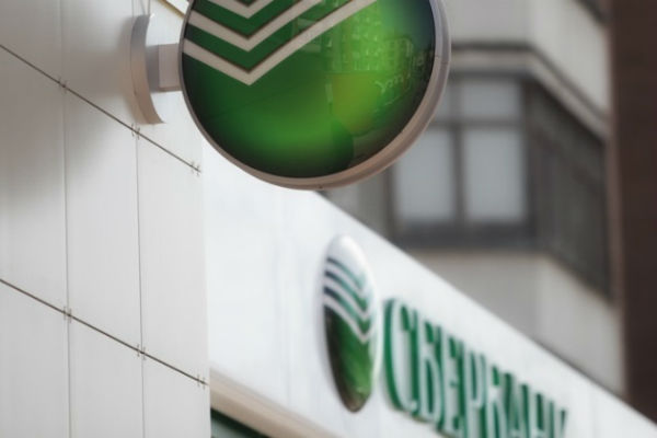 Неизвестные подорвали отделение Сбербанка в Киеве 