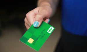 Банкирам «Мир» обойдется дороже Visa и MasterCard