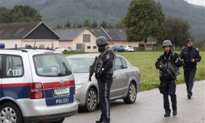 Десятки трупов мигрантов обнаружены в грузовике в Австрии
