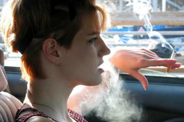 В России собираются запретить курение за рулем 