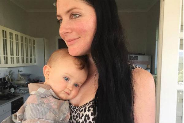 Instagram запретил публиковать фото кормящих матерей 