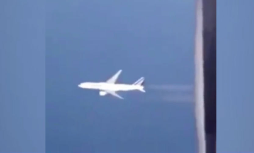 Опубликовано видео опасной гонки пассажирских самолетов в небе 