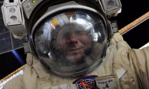 В Сети появилось первое селфи россиянина в открытом космосе