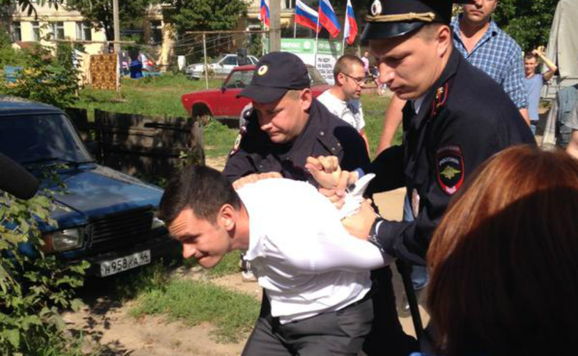 Илью Яшина задержала полиция на встрече с избирателями 