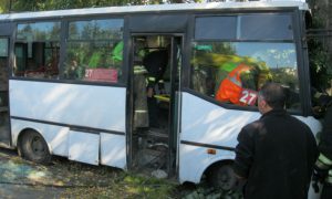 В Петрозаводске автобус врезался в дерево, пострадали 12 человек