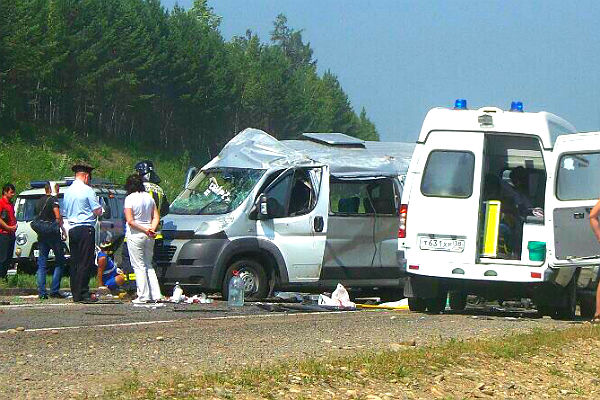 В Иркутской области перевернулась маршрутка, пострадали 17 человек 