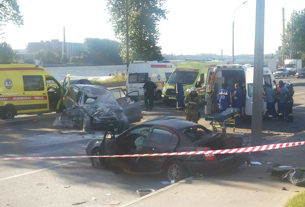 Пять человек разбились в страшном ДТП в Петербурге 