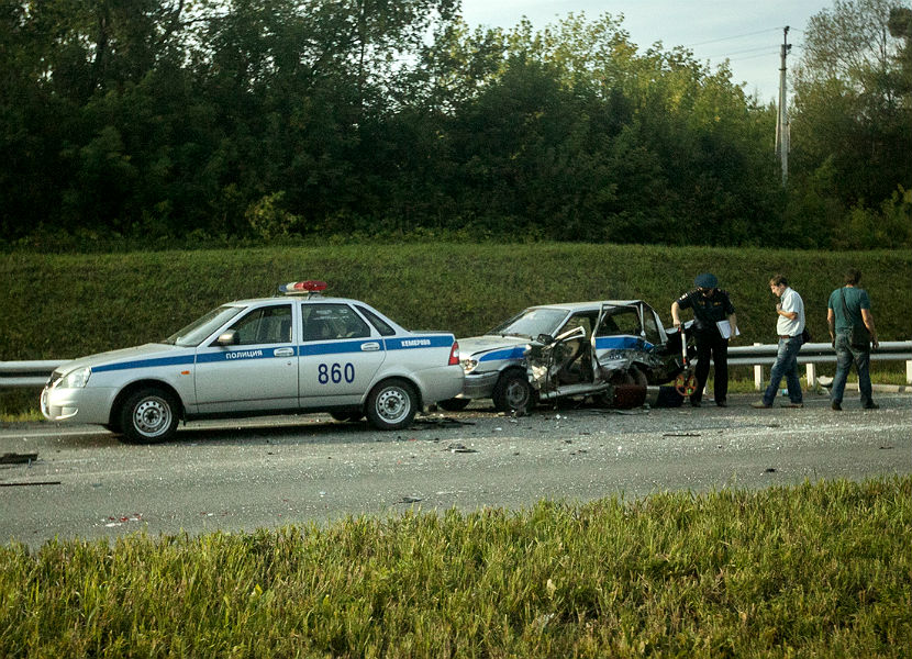 Полицейского зажало внутри машины по время ДТП в Кемерово 