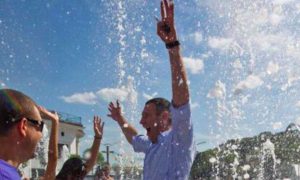 Виталий Кличко искупался в фонтане в Киеве