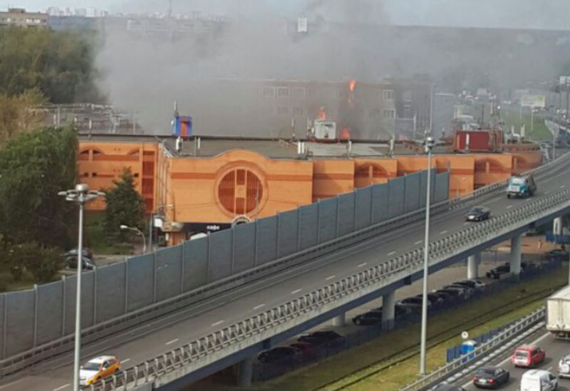 Шестеро пострадали на пожаре в торгово-ярмарочном комплексе в Подмосковье 