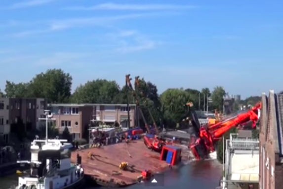 Два строительных крана упали на людей в Нидерландах 