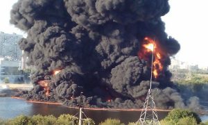 Пожар в Марьино стал следствием разрыва нефтетрубы под водой