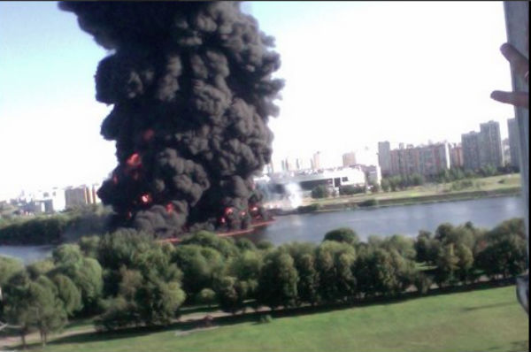 Страшный пожар полыхает в районе Марьино в Москве 