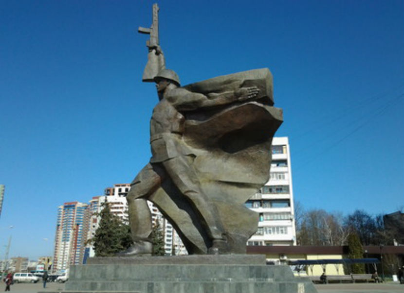 В Харькове вандалы осквернили памятник Воину-освободителю в годовщину освобождения города от немецкой оккупации 