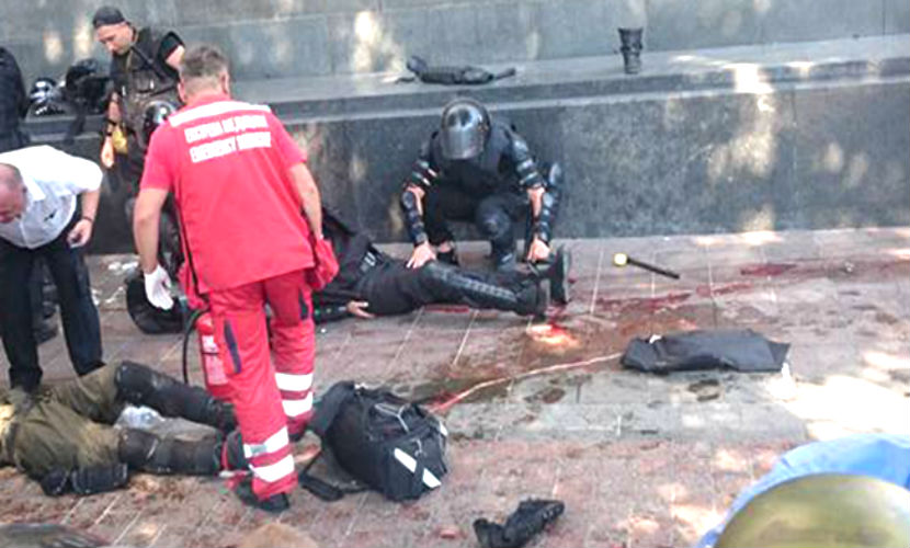 Один погиб и 100 человек ранены во время беспорядков у Верховной Рады 