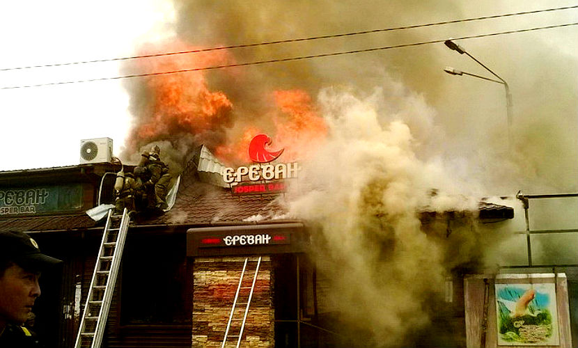 Огромный пожар охватил кафе в центре Улан-Удэ 