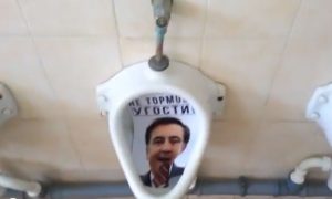 Лицо Саакашвили появилось в общественных туалетах в Одессе
