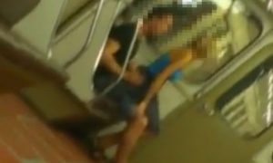 Скандальное видео секса в московском метро обсуждают в Сети