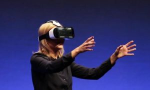 Надев шлем виртуальной реальности, россиянка повредила позвоночник