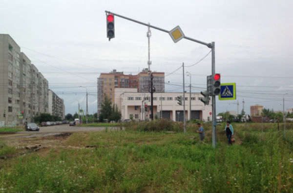 В Ярославле светофор за 2 млн повесили на пустыре 