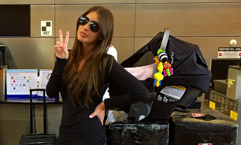 Кэти Топурия с дочерью и тонной багажа вернулась в Россию 