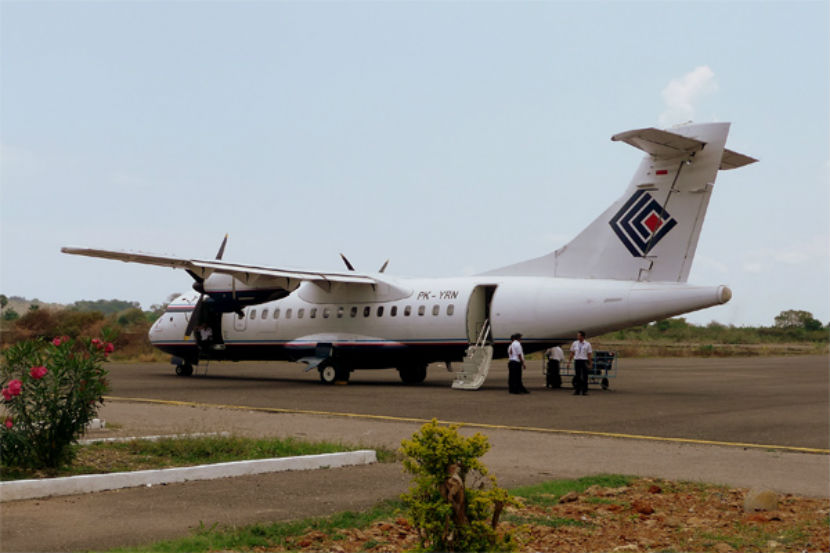Индонезийский самолет разбился при столкновении с горой, все 54 человека погибли 