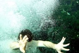 Россиянин утонул в Болгарии, отправившись плавать в шторм 