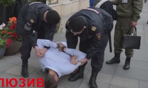 Сотрудник мэрии Москвы, бегавший без штанов возле ГД, скрывается от следствия