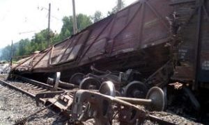 Четыре вагона грузового поезда сошли с рельсов в Подмосковье