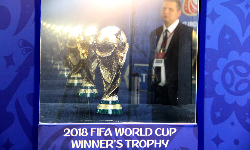 В центре Москвы выставили Кубок чемпионата мира по футболу-2018 