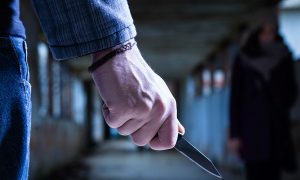 Бомж ранил ножом 14-летнего школьника в Москве