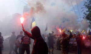 Тысячи националистов палят дома в Одессе, требуя освободить убийц