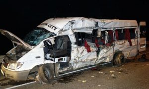 Три человека погибли при столкновении грузовика и микроавтобуса в Удмуртии