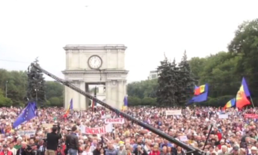 На улицы Кишинева снова вышли около 100 тысяч протестующих 