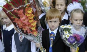 Олег Нилов предложил дарить учителям 1 сентября саженцы и цветы в горшках