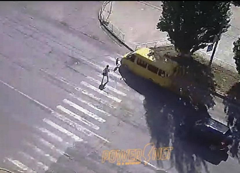 Видео с маршруткой, сбившей 2-летнего мальчика в Волжском, попало в Сеть 