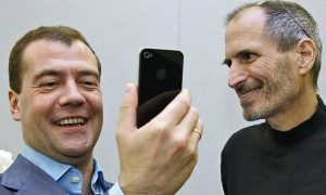 В канун выхода нового iPhone российские политики хранят верность Apple