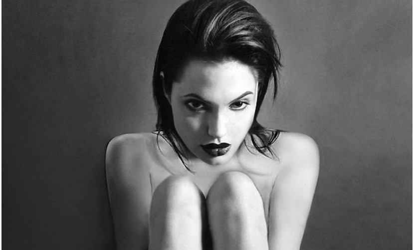 Пикантные фото связанной Анджелины Джоли продали на аукционе 