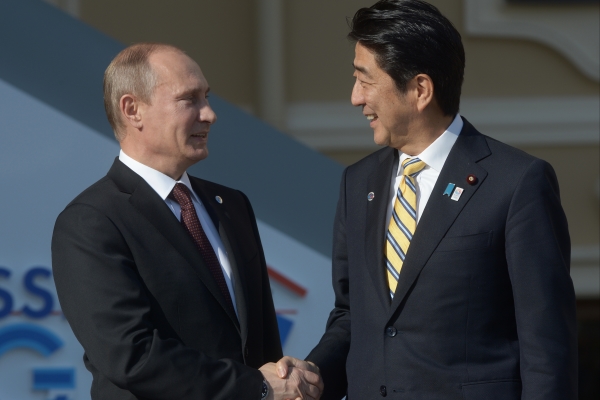 Премьер Японии приложит максимум усилий для развития отношений с РФ 