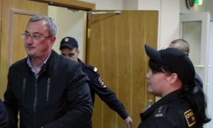 Экс-глава Коми Гайзер проведет под арестом еще четыре месяца