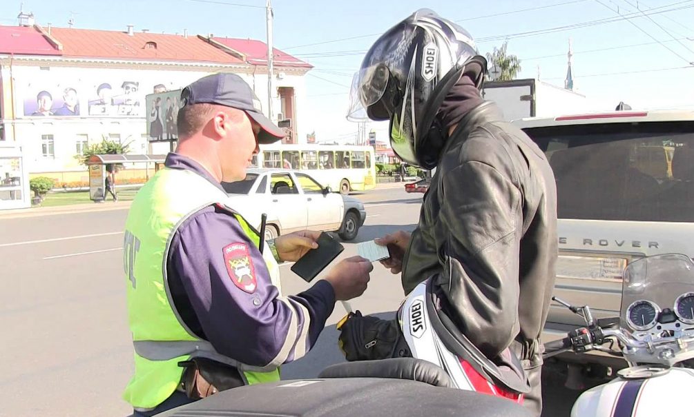 Бесправный мотоциклист сломал гаишнику нос на Камчатке 