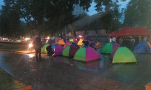 В Молдавии установили первые палатки перед зданием парламента