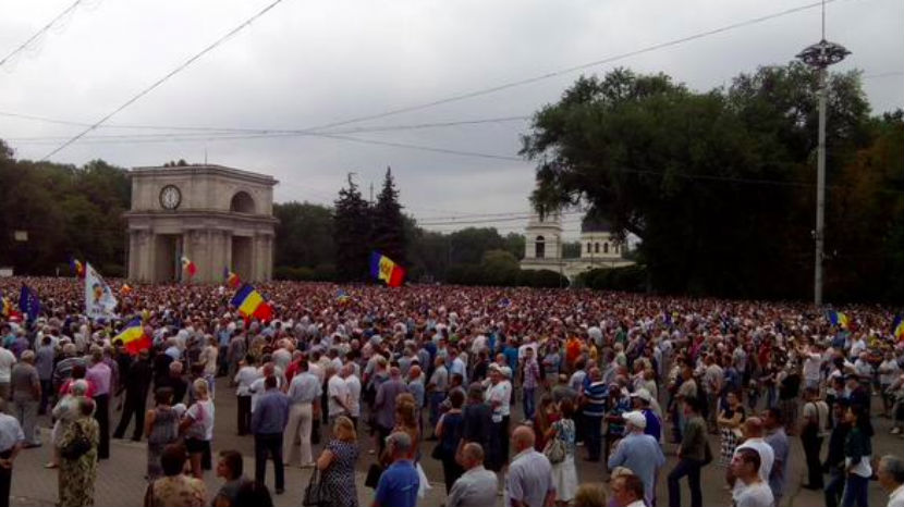Более 100 000 противников власти вышли на улицы Кишинева 