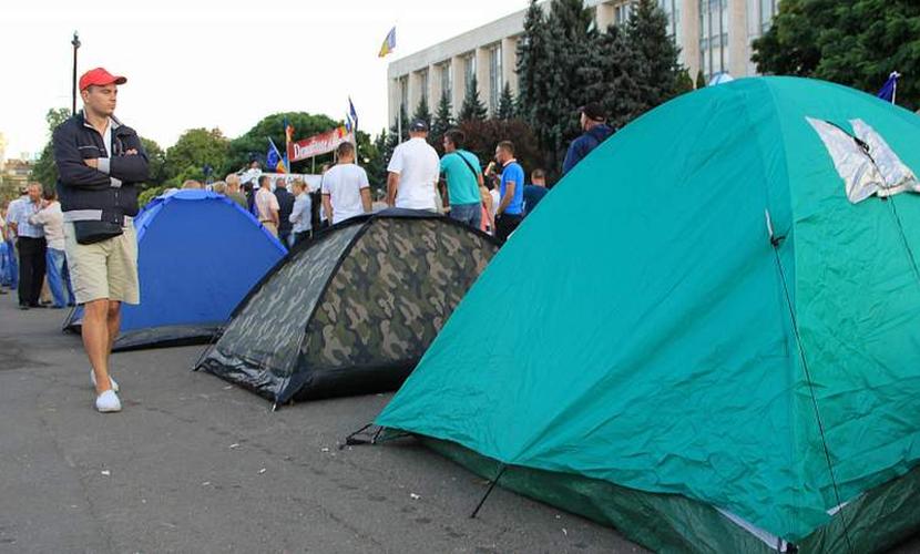 После ареста лидеров оппозиции участники акции протеста в Кишиневе переночевали в палатках 